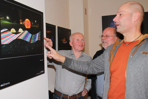  Die Teilnehmer der Fotokurse Friedrich-Wilhelm Golüke, Helmut Assig und Frank Geisler (von links) verrieten bei der Ausstellungseröffnung einige technische Details zur Entstehung der Bilder