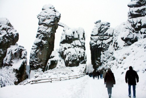 Bild: Die verschneiten Externsteine sind ein beliebtes Ziel für Winterwanderungen. (Foto: Landesverband Lippe) 