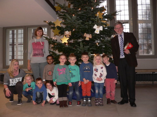 Die Kindergartenkinder freuen sich mit ihren Erzieherinnen und Bürgermeister Dr. Austermann über den geschmückten Weihnachtsbaum (Foto Pressestelle Stadt Lemgo)
