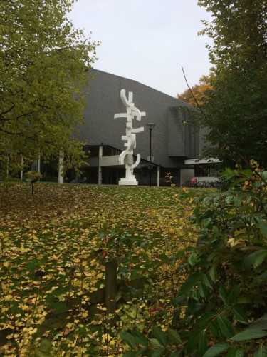 Stele vor dem Konzerthaus der Musikhochschule, Karl Ehlers, 1967 / Foto: Kunstraum Detmold