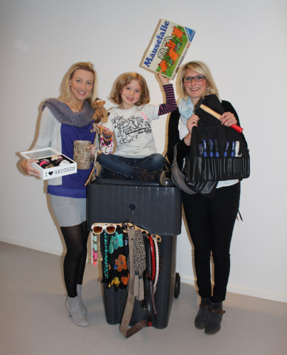 Spiele, Werkzeug, Accessoires: Mareike, Marlene und Laura (von links) machen Werbung für die Tauschbörse der Abfallberatung des Kreises Lippe
