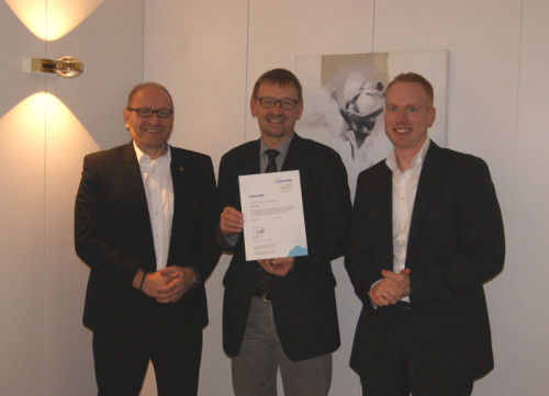 Bild: Frank Müller (links) von der Fa. KYOCERA und Andreas Blomberg (rechts) von der Fa. Büscher überreichen Fachbereichsleiter Detlef Slotta (Mitte) die CO2-Kompensationsurkunde