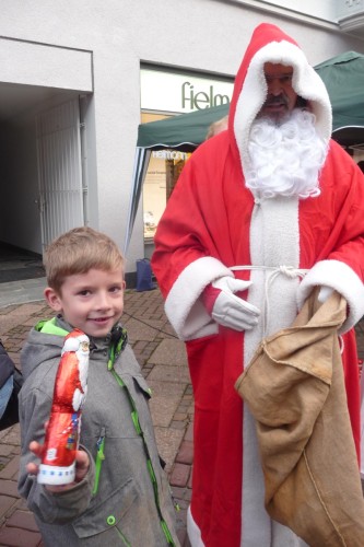 Der Weihnachtsmann mit dem kleinen Robbie Breede, der vor dem großen Mann keinerlei Scheu hatte
