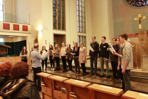 2015-12_AHF-Schülerchor singen in der St. Martinskirche