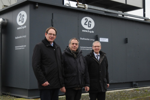 Blockheizkraftwerk: Dr. Georg Klene, Professor Joachim Dohmann und Professor Holger Borcherding (von links) vor dem neuen Blockheizkraftwerk der Hochschule OWL