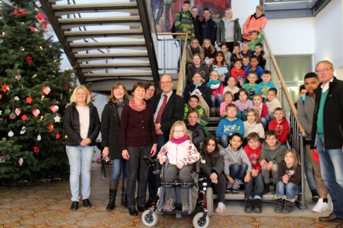 Die Schülerinnen und Schüler der Gustav-Heinemann-Schule zusammen mit der Klasse 3k der Grundschule Oetternbachschule, Standort Klüt