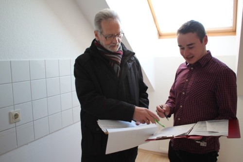 Wohnraum gesucht – Bernd Hilmert und Jan Schmid bei einer Wohnungsbesichtigung (von links)