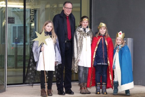 Abteilungsleiter Michael Uhlich freut sich über den Besuch der Sternsinger Maria Mathilde Meier (Sternträgerin, von links), Marie-Theresa Kern (Balthasar), Jannika Müller (Melchior) und Insa Tennstedt (Caspar) von der St. Stephanus-Gemeinde Hiddesen. 