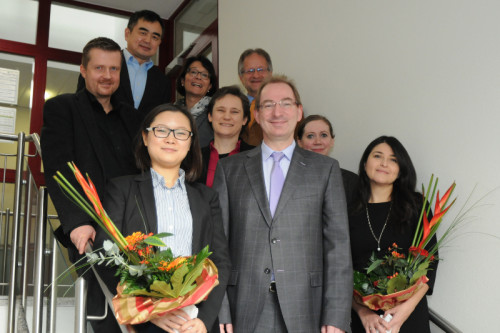 Promotionsstipendien vergeben: Die Hochschule OWL gratuliert den Promovendinnen Maria Alejandra Gabriel und Haomiao Yuan zum Stipendium. Das Foto zeigt in der ersten Reihe (jeweils v.l.n.r.) Haomiao Yuan, Dr. Oliver Herrmann und Maria Alejandra Gabriel, in der zweiten Reihe Professor Oliver Niggemann, Professorin Jessica Rubert und Tatjana Nisic und in der oberen Reihe Professor Jian Song, Ursula Terfloth und Professor Ulrich Riedl