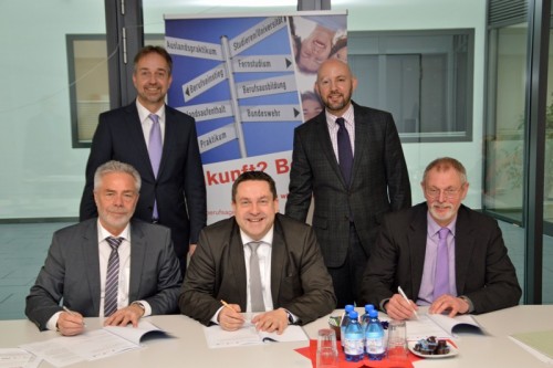 Unterzeichneten Kooperationsvertrag – (hinten v.l.) Markus Rempe und Henning Matthes, (sitzend v.l.) Karl-Eitel John, Dr. Axel Lehmann und Heinz Thiele.