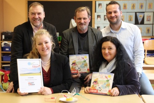 Wollen Kindern das Thema Energie und Klimaschutz nahe bringen: Ann-Christin König und Ricarda Österwinter, die mit Markt und Media neue Partner im Klimapakt sind, sowie Olrik Meyer (Teameleiter Immissionsschutz und Energie Kreis Lippe), Hans Georg Rüter (Rektor der Oetternbachschule) und Tobias Priß (Projektkoordinator im Fachbereich Energie beim Kreis Lippe) (hinten von links). 