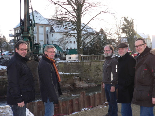 von links: Matthias Rath, Jürgen Hennigs, Immo Henneberg, Bürgermeister Dr. Reiner Austermann und Markus Baier an der Baustelle Langenbrücker Tor