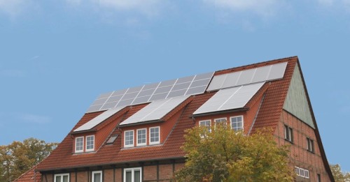 Ob sich das eigene Dach sinnvoll als Energiequelle nutzen lässt, erfährt man ab sofort auf den Seiten des Solardachkatasters des Kreises Lippe.