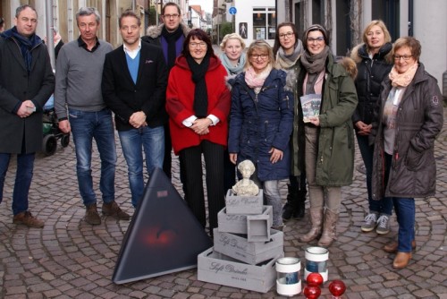 Personen auf dem Pressefoto von links nach rechts: Kai Czechau (Hifi-Video-TV Czechau), Wolfgang Jäger (Lemgo Marketing), Stefan Brüggemann (Staatlich Bad Meinberger Mineralbrunnen), Heiko Marx (Lemgo Marketing), Renate Dalbke (Stadtwerke Lemgo GmbH), Marlene Atzpodin (Leni’s Nähwölckchen), Bettina Fischer (1000 Rosen), Sarah-Janine Westerheide (Café Mia), Kira Lindecke (Optikhaus Hülsmann), Marlies Rottmeier (MAD fashion), Marianne Ohle (Lemgo Marketing)