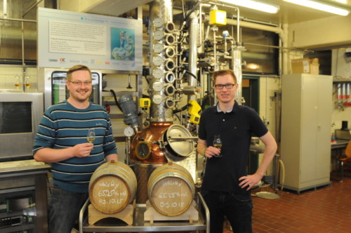 Christian Schulze und Lukas Fuchs freuen sich schon auf das Whisky-Tasting mit ihrem selbst hergestellten Whisky