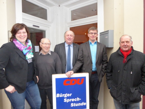 Das Foto zeigt (v.li.) Markéta Teutrine, Friedrich Schnüll, Heinrich Zertik, Michael Biermann und Wolfgang Jedlicka vor dem CDU-Bürgerbüro in Lage