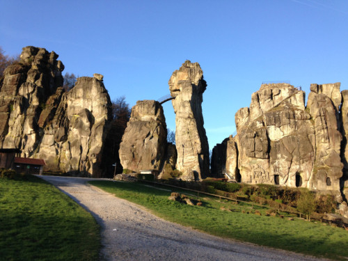 Die Infrastruktur an den Externsteinen und am Hermannsdenkmal wird 2016 abermals verbessert, um den Besucherinnern und Besuchern ein schönes Umfeld zu bieten. (Fotos: Landesverband Lippe/Kirschke)