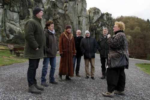 Gästeführerin Cornelia Müller-Hisje (r.) führte Bürgermeister Stefan Rother, Petra Kirschke (Denkmal-Stiftung Landesverband Lippe), Verbandsvorsteherin Anke Peithmann, die Geschäftsführer der Denkmal-Stiftung, Klaus Stein und Ralf Noske, sowie Forstdirektor Hans-Ulrich Braun (v. l.) fachkundig durch das Areal und erläuterte die Natur- und Kulturgeschichte der Externsteine. (Foto: Landesverband Lippe)