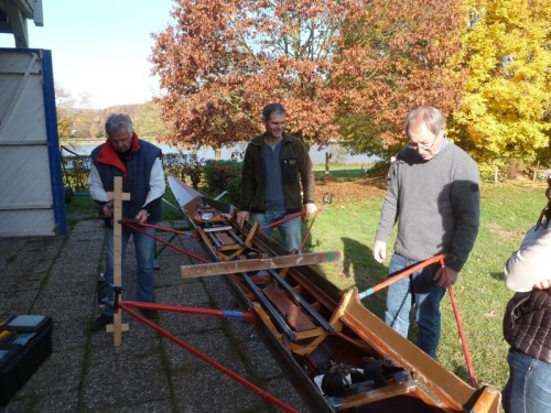 Jörn Wiedemann (Mitte/ Trainer RC Holzminden) schult Heinz Schübbe (l) und Eduard Lesniak (r) im richtigen Einstellen von Booten (November 2015)