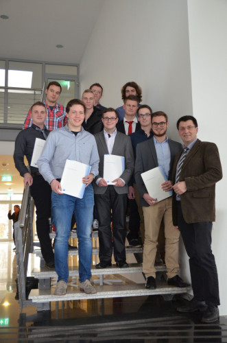 Die erfolgreichsten Metaller mit der Note sehr gut Rudi Brauer, Lion Giebner, Steffen Deseive, Kevin Frühof-Bleide, Michael Haak, Paul Kopsieker, Christian Sauerwald, Marc Stuckmann, Arne Traue, Niklas Wendt mit Prüfer Norbert Wrede