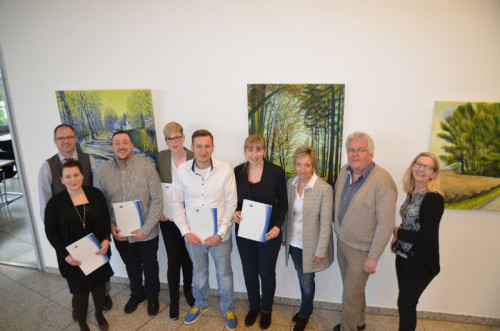 Die Absolventen nahmen erleichtert und stolz ihre Prüfungszeugnisse von der Vorsitzenden des Prüfungsausschusses, Anke Hohlbaum, und Michael Wennemann, IHK Lippe, entgegen. Foto: IHK Lippe 