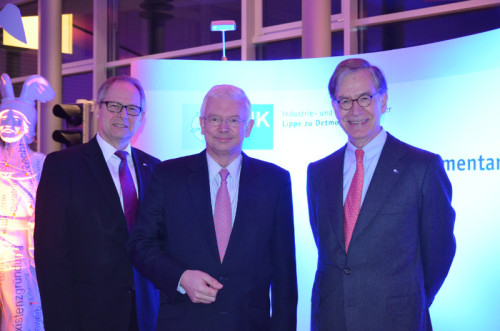 Roland Koch mit IHK-Präsident Ernst-Michael Hasse (r.) und IHK-Hauptgeschäftsführer Axel Martens Foto: IHK Lippe 