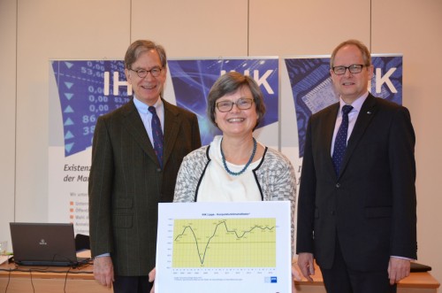 Stellten den Konjunkturlagebericht vor: Ernst-Michael Hasse, IHK-Präsident (l.), Axel Martens, IHK-Hauptgeschäftsführer, Maria Klaas, IHK-Geschäftsführerin Foto: IHK Lippe