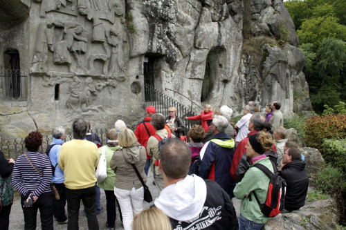 Das Kreuzabnahmerelief an den Externsteinen fasziniert die Besucherinnen und Besucher der Externsteine (im Bild: Blick auf eine Gästeführung). Auch Menschen mit Gehbehinderung können bis zum Relief gelangen, um dieses genauer zu betrachten. Für Menschen mit Sehbehinderung wird im Frühjahr ein 3D-Modell aufgebaut. (Foto: Landesverband Lippe)