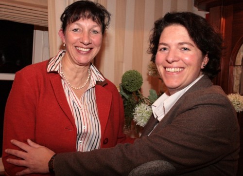 Gratulation zur Wiederwahl ins Amt der Vorsitzenden: Birgit Tornau (li.,  neue und alte CDU Frauen Unions-Vorsitzende) und die CDU-Kreisvorsitzende Kerstin Vieregge.