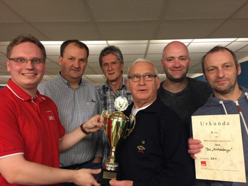 SPD-Chef Dennis Maelzer (l.) gratuliert den Hattrick-Gewinnern um Dirk Hollmann, Michael Weidlich, Kapitän Hans-Jürgen Brandt, Björn Tzschicholtz und André Wallbaum.