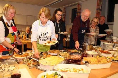  Erst Kochen, dann gemeinsam essen von links Cornelia Liese-Koch (Vorsitzende Deutsch-Italienische Gesellschaft), Inge Stölting (Deutsch-Englischer Club), Sanka Röttgen (Team Stadt Detmold), Hanno Bösing (Deutsch-Finnische Gesellschaft), Charlotte Thomale-Friesenhan (Partnerschaftsverein Detmold-Zeitz) und Theo Bannenberg (Deutsch-Griechischer Freundeskreis)