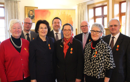 Sie erhielten den Ehrenring aus den Händen von Dr. Axel Lehmann als Anerkennung für ihr herausragendes Engagement: Ulrike Jaehn, Gerhard Reineke, Anne Oelers-Albertin, Landrat Dr. Axel Lehmann, Marie-Therese von Langenn, Georg-Jescow von Puttkamer, Elvira Klusmeier und Horst Hillebrand (von links). Es fehlt Herbert Rathjen