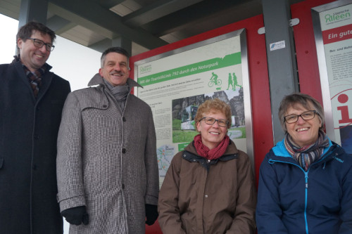 Freuen sich über die neuen Informationstafeln am Alleentor (von links): Achim Oberwöhrmeier (KVG), Bürgermeister Ulrich Knorr, Birgit Griese-Lödige (Naturpark) und Birgit Steffen-Waschek (Kreis Lippe).