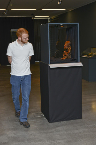 Die Kindermumie in der Ausstellung „Mumien und Grabbeigaben“ / Foto: Armin Kuhn