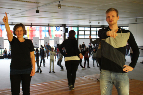 Angelika Helmig, Schulsozialarbeiterin am Felix-Fechenbach- und am Dietrich-Bonhoeffer-Berufskolleg, und Julian Bark haben gemeinsam mit den Schülerinnen und Schülern der Internationalen Vorbereitungsklassen den Tanz „Spreng die Ketten“ geübt