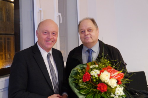 Bürgermeister Klaus Geise bedankt sich bei  Wilhelm Schnittcher für zehnjähriges Engagement  für den Blomberger Ortsteil Mossenberg-Wöhren