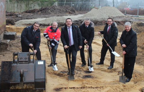 Von Anfang an ein gemeinsames Projekt: Thomas Kronshage, Leiter der Feuerwache Oerlinghausen, Jan Christoph Czichy vom Malteser Hilfsdienst Gütersloh, Landrat Dr. Axel Lehmann, Oerlinghausens Bürgermeister Dirk Becker, Elmar Wöstenkötter, RRR Stahlbau Lage sowie Architekt Hermann Busse beim Spatenstich für die neue Rettungswache