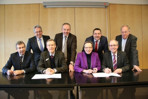 Haben mit ihrer Unterschrift den gemeinsamen Überwachungsplan der Umweltbehörden in Ostwestfalen-Lippe in Kraft gesetzt (vorne, von links): Landrat Friedhelm Spieker (Höxter), Landrat Sven-Georg Adenauer (Gütersloh), Regierungspräsidentin Marianne Thomann-Stahl, Landrat Manfred Müller (Sprecher der Landräte, Paderborn), Landrat Jürgen Müller (hinten, von links, Herford), Landrat Dr. Ralf Niermann (Minden-Lübbecke), Landrat Dr. Axel Lehmann (Lippe) und Oberbürgermeister Pit Clausen (Bielefeld).