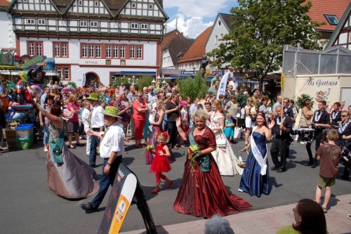 Der Blomberger Marktplatz wird bunt und voll zum Bloemencorso