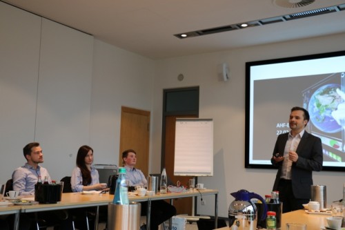 Abteilungsleiter Peter Koop erklärt Vorgänge und Prinzipien des Projektmanagements