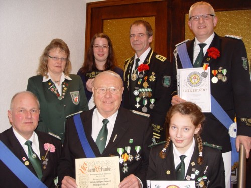 Die Geehrten: (hinten v. l.) Claudia Hüls (Schützenkreis), Marleen Riepe und Detlev Goldbecker (Ehemalige Majestäten) sowie Oberst Volker Schreiber, (vorne v. l.) Vorsitzender Uwe Deppe, Ehrenmitglied August Klei und Jana-Marie Duckert (ehemalige Jugendkönigin).