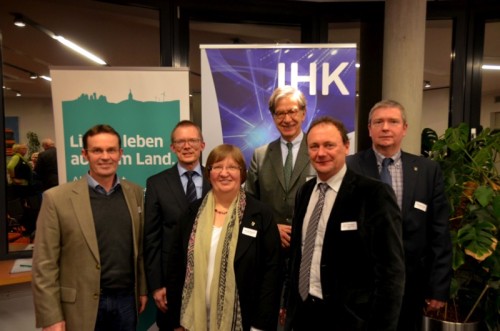 Im Dialog mit den Unternehmen vor Ort: Hubertus Fricke, vbe Geschäftsführer Sven Oehlmann, Ernst-Michael Hasse, Monika Rehmert, IHK-Geschäftsführer Andreas Henkel sowie Eckhard Paulmann. (v. r. n. l.) 