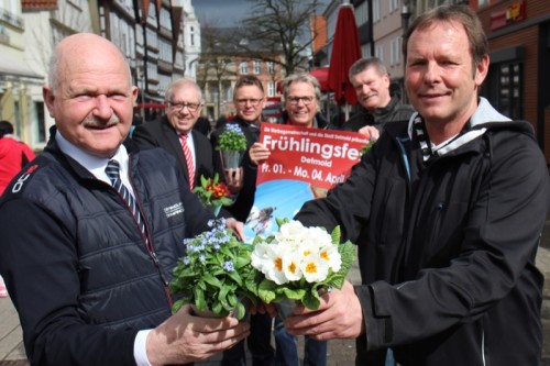 Heinz Holey (Vorsitzender der Werbegemeinschaft Detmold e.V.) freut sich zusammen mit Vertretern der Werbegemeinschaft Heinrich Schmidtpott (Pressesprecher der Sparkasse Paderborn-Detmold), Axel Niedermark (Staatlich Bad Meinberger Mineralbrunnen) und Frank Linse (Brillen Linse) sowie dem städtischen Marktmeister Jürgen Hagemeister auf das Frühlingsfest am ersten Aprilwochenende.