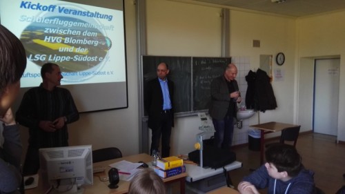 Begrüßung durch den Schulleiter Karsten Fahrenkamp (rechts). Armin Brennenstuhl Ausbildungsleiter und Fluglehrer (mitte) und Dirk Kattermann , 2.Vorsitzender und Fluglehrer (rechts)