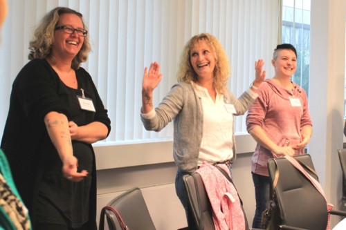 Zweite Fortbildung Lilo Lausch in Aktion. Kerstin Schütte-Drawe (Mitte) und Julia Weber (rechts) von der KiTa Regenbogen in Oerlinghausen zeigen gemeinsam mit ihrer Kollegin Anja Grellmann von der KiTa Arche Noah in Detmold Begeisterung bei der Fortbildung. 