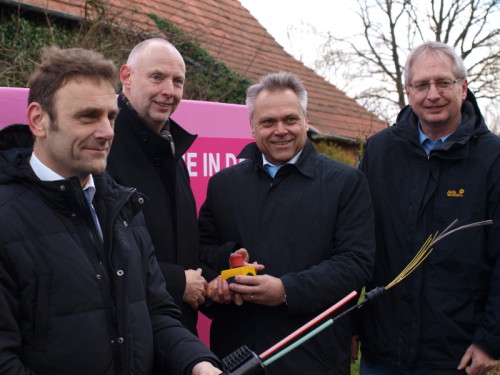 Drücken symbolisch den Startknopf fürs Breitband, v.l.: Karl-Heinz Rempe und Josef Breuers von der Telekom Deutschland GmbH, Bürgermeister Roland Thomas und Wirtschaftsförderer Hans Hofste