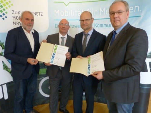 Erfolgreich abgeschlossen: Theo Jansen (links, Geschäftsstelle „Zukunftsnetz Mobilität“) und Staatssekretär Michael von der Mühlen (2. von rechts, Verkehrsministerium NRW) überreichen die Urkunden zum Mobilitätsmanager an Stephan Vogelskamp (2. von links) Wirtschaftsförderung Kreis Lippe) und Bernd Schulze-Waltrup (rechts KVG Lippe mbH)  