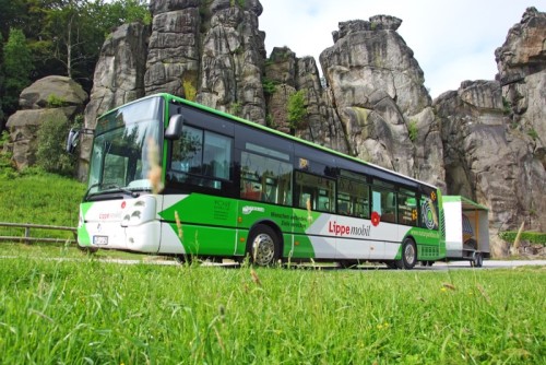 Bringt nicht nur Lipper im Stundentakt zu den beliebtesten Ausflugszielen Lippes: Der Naturparkbus. (Foto: Wolfgang Peters)