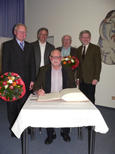 Bürgermeister Dr. Reiner Austermann (rechts) mit den Schiedsleuten Elmar Kugler, Wilfried Thiel, Heinz-Werner Kampmeier (von links) und Rolf Schnülle (vorne)  