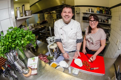 Bereiten die „Landhaus Currywurst“ vor: Stephan Büker und „Radio Lippe kocht auf“ Ge- winnerin Daniela Celiker.